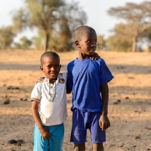 coppia di bambini senegalesi