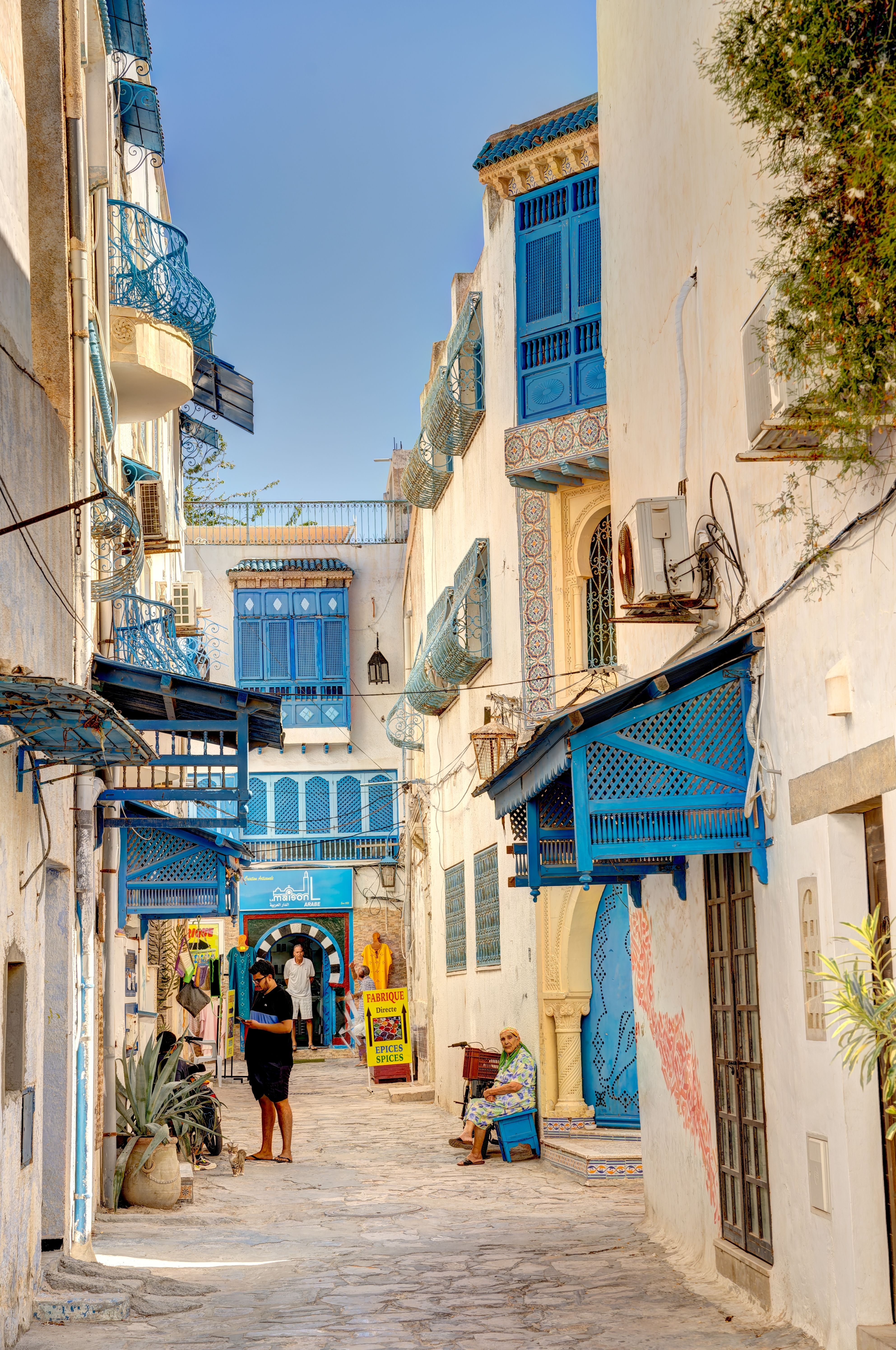 stradina con dettagli azzurri