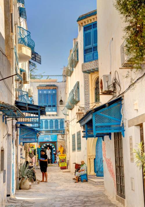 stradina con dettagli azzurri