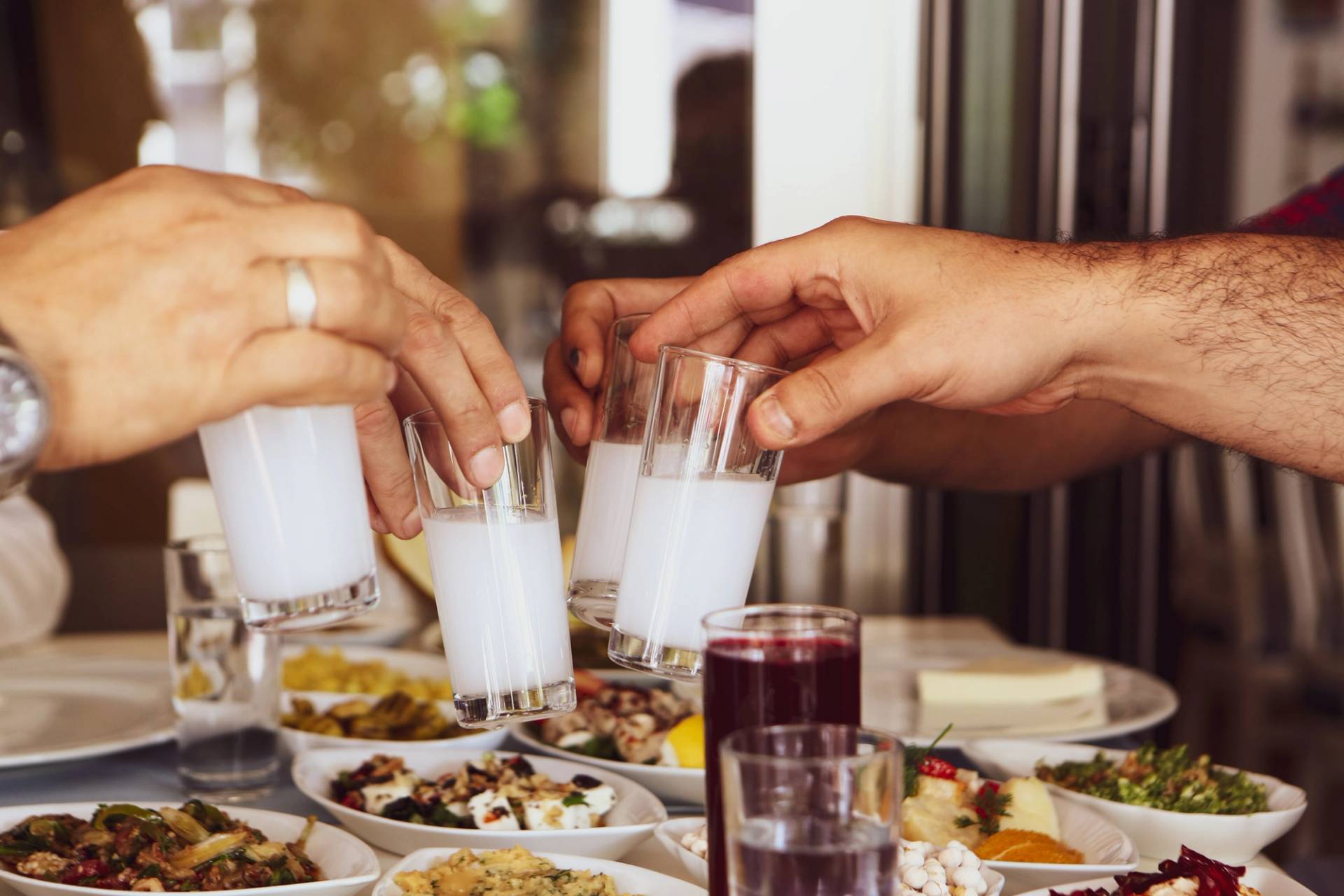brindisi con ouzo greco