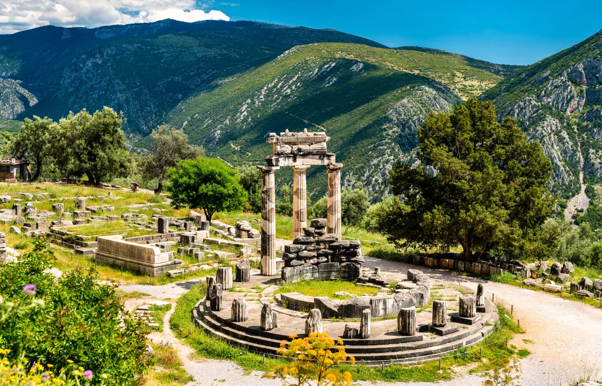 ruins in delfi