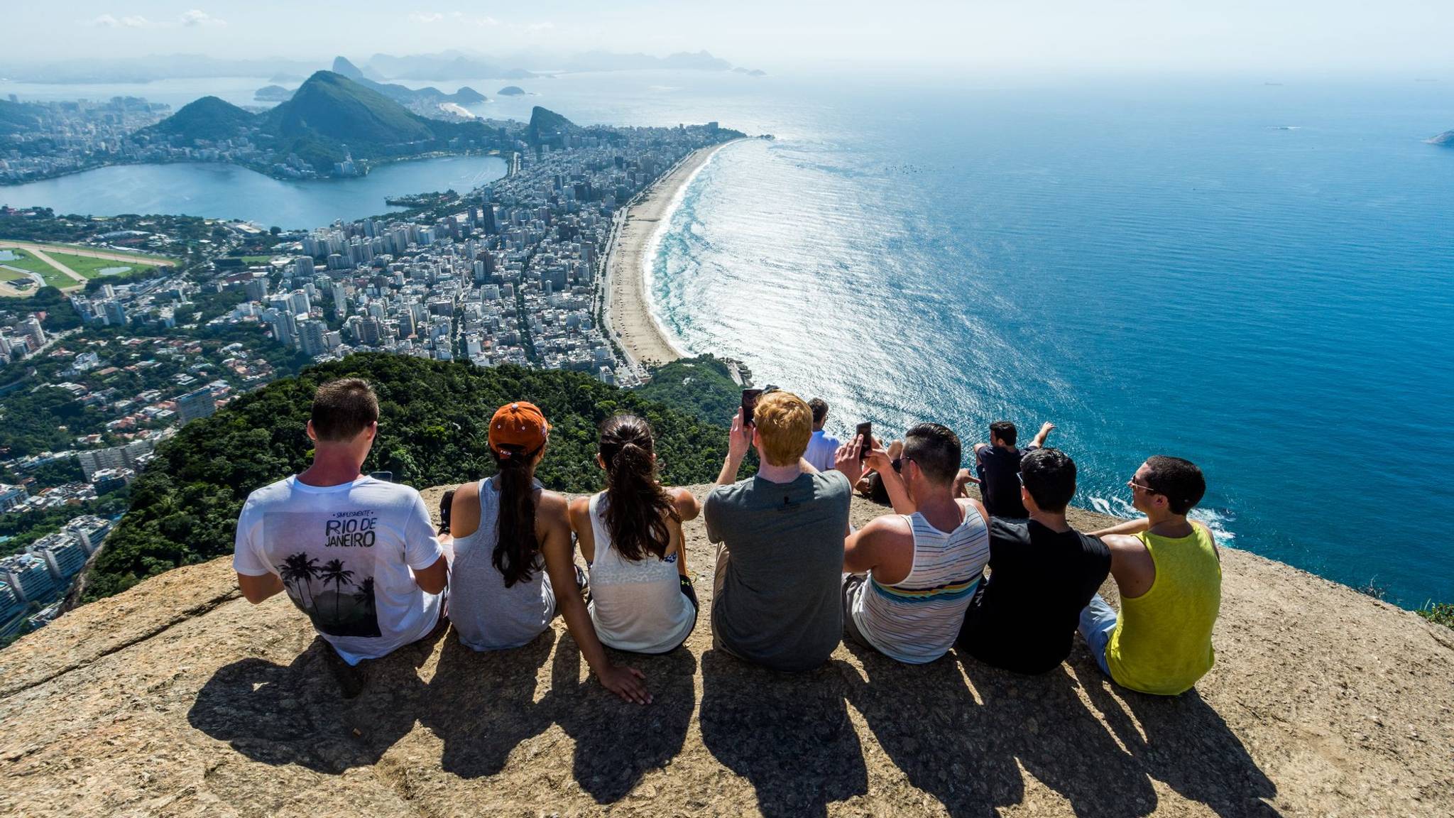 gruppo di donne e uomini in viaggio