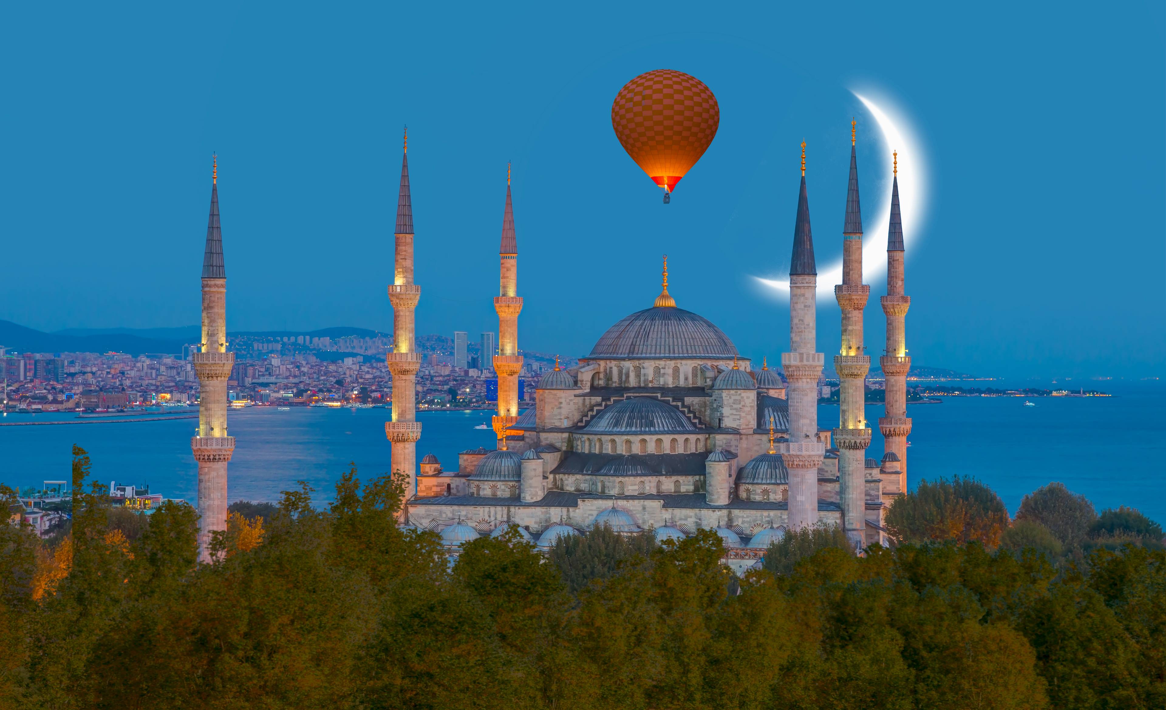 vista sulla moschea blu ad istanbul di sera