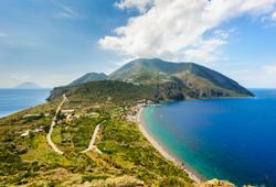 Vista panoramica sul mare delle isole Eolie in Sicilia