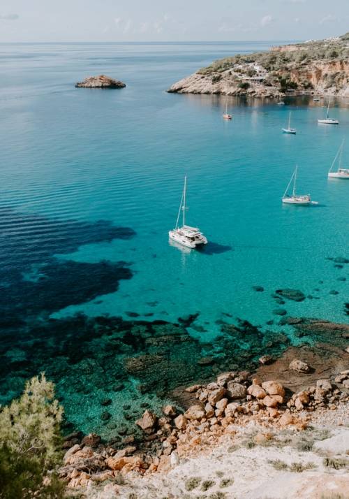 caletta con barche a vela