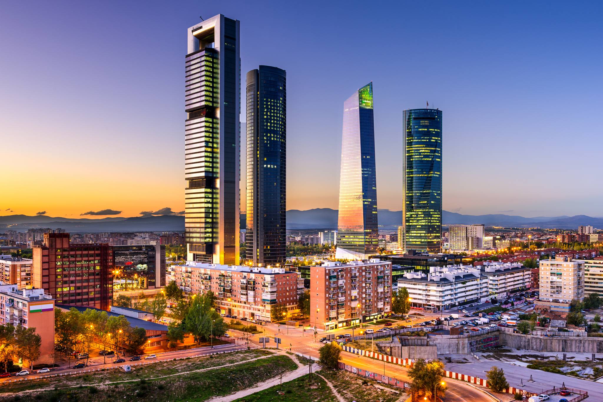 skyline di madrid al tramonto