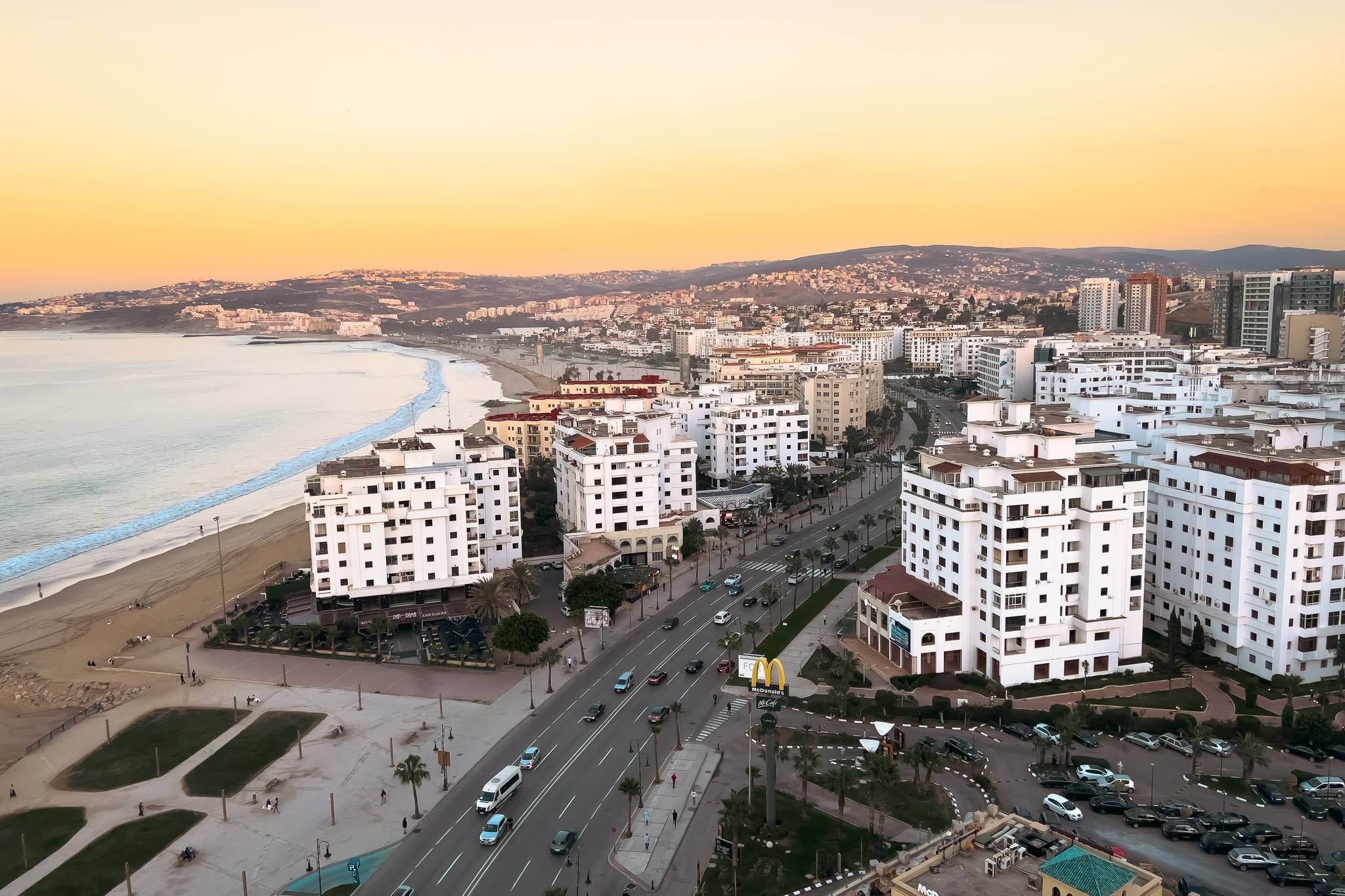 lungomare con tramonto