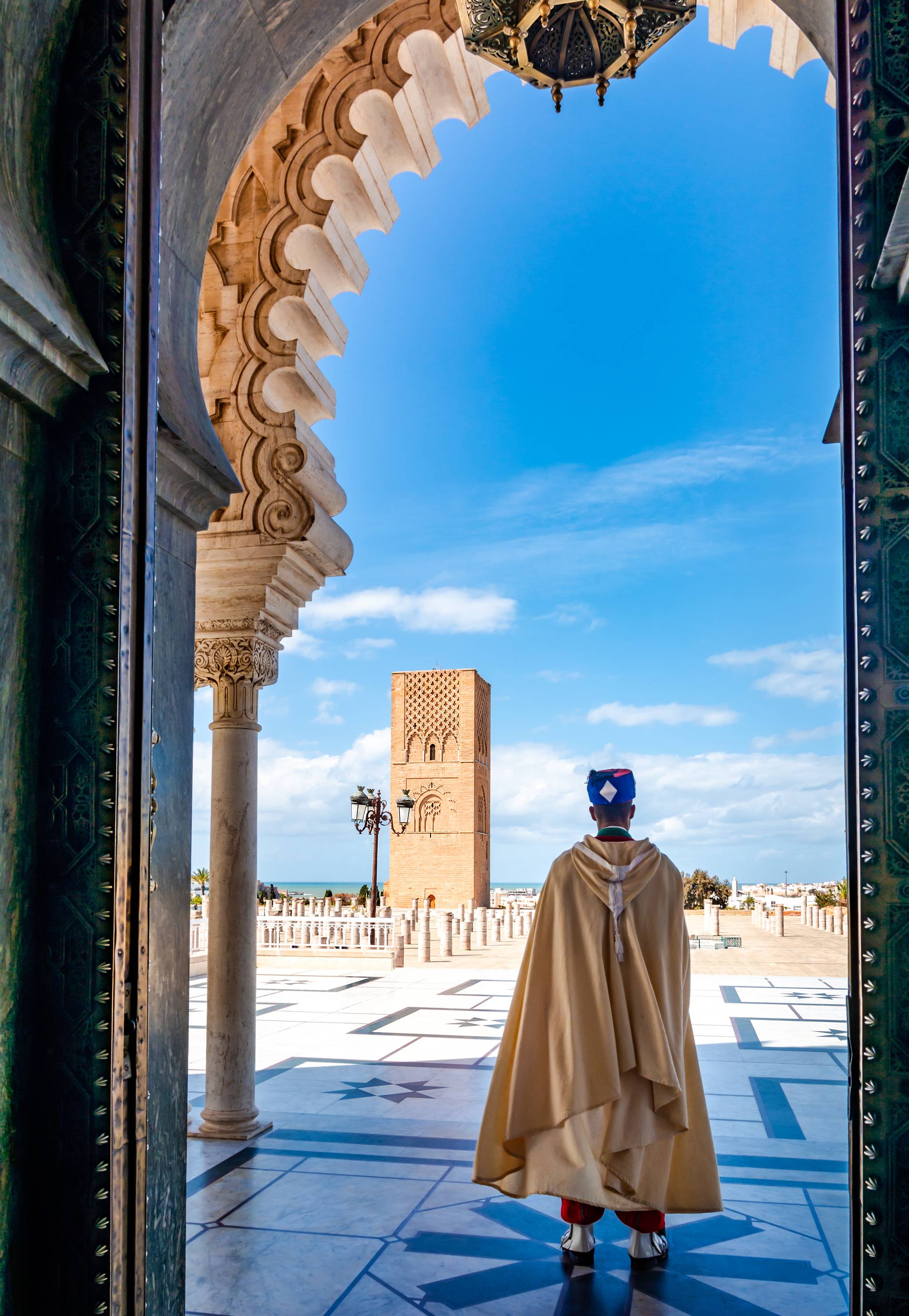 uomo di spalle in una moschea a rabat