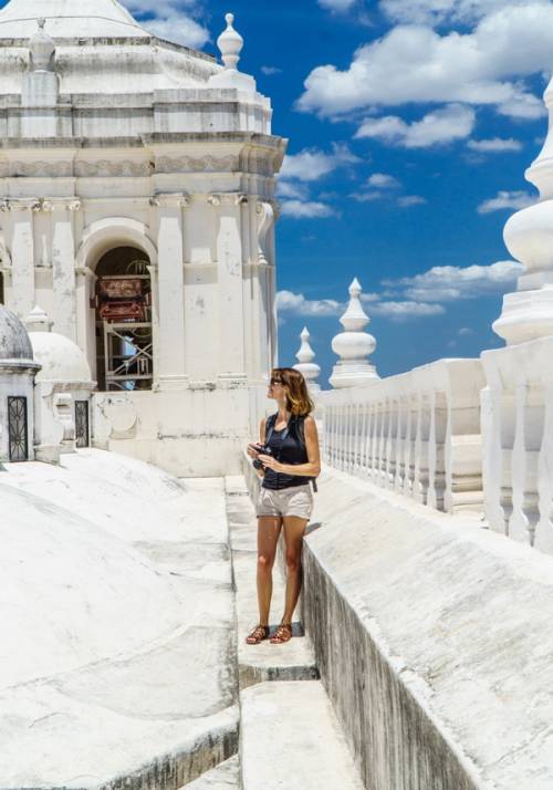 turista nella città di león in nicaragua