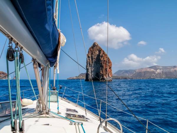 Vacanza in barca a vela alle isole Eolie cover