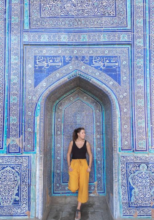turista davanti a chiesa azzurra uzbeka
