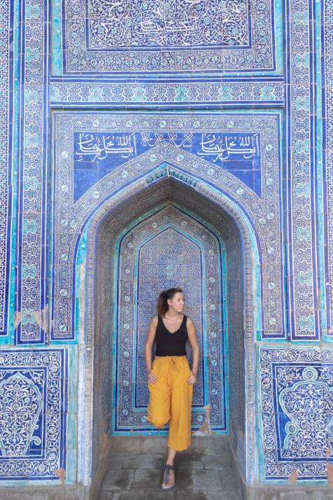 turista davanti a chiesa azzurra uzbeka
