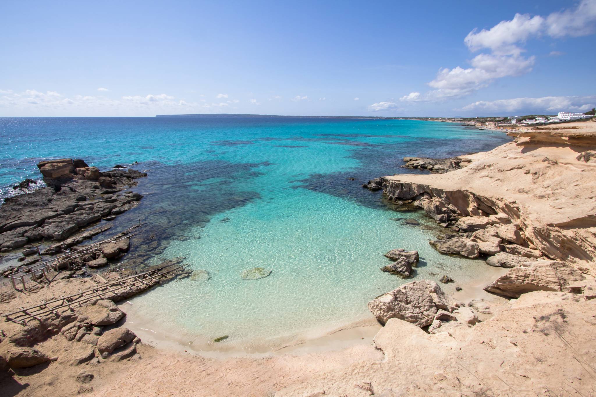 spiaggia con acqua trasparente a formentera