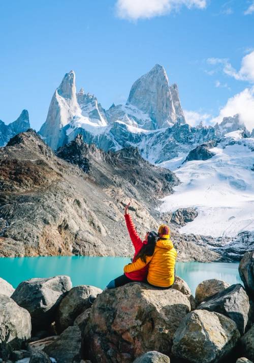 coppia davanti a un lago e montagne in argentina