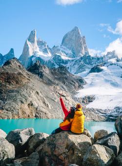 coppia davanti a un lago e montagne in argentina