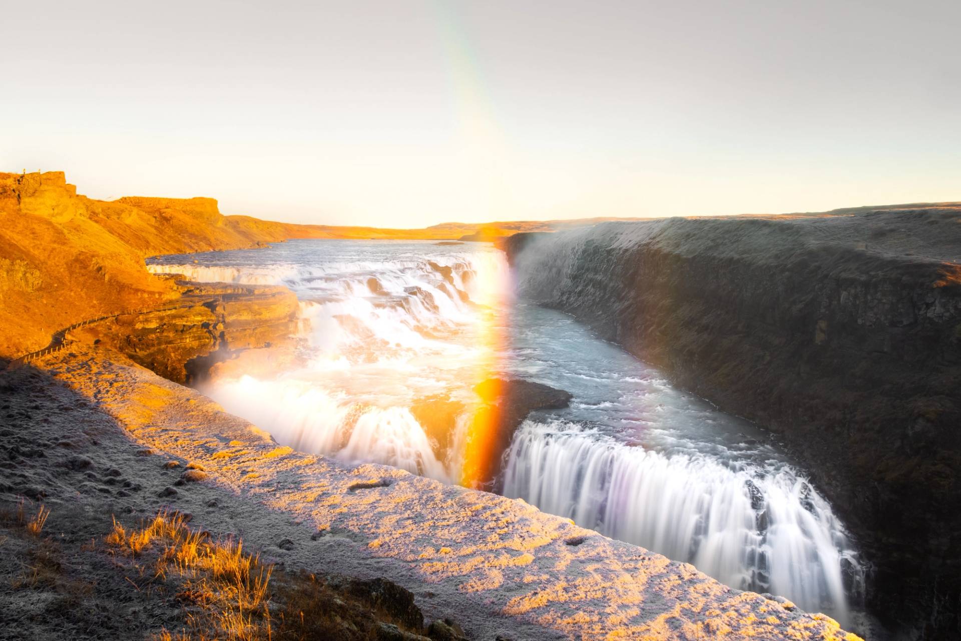 cascata islanda con arcobaleno
