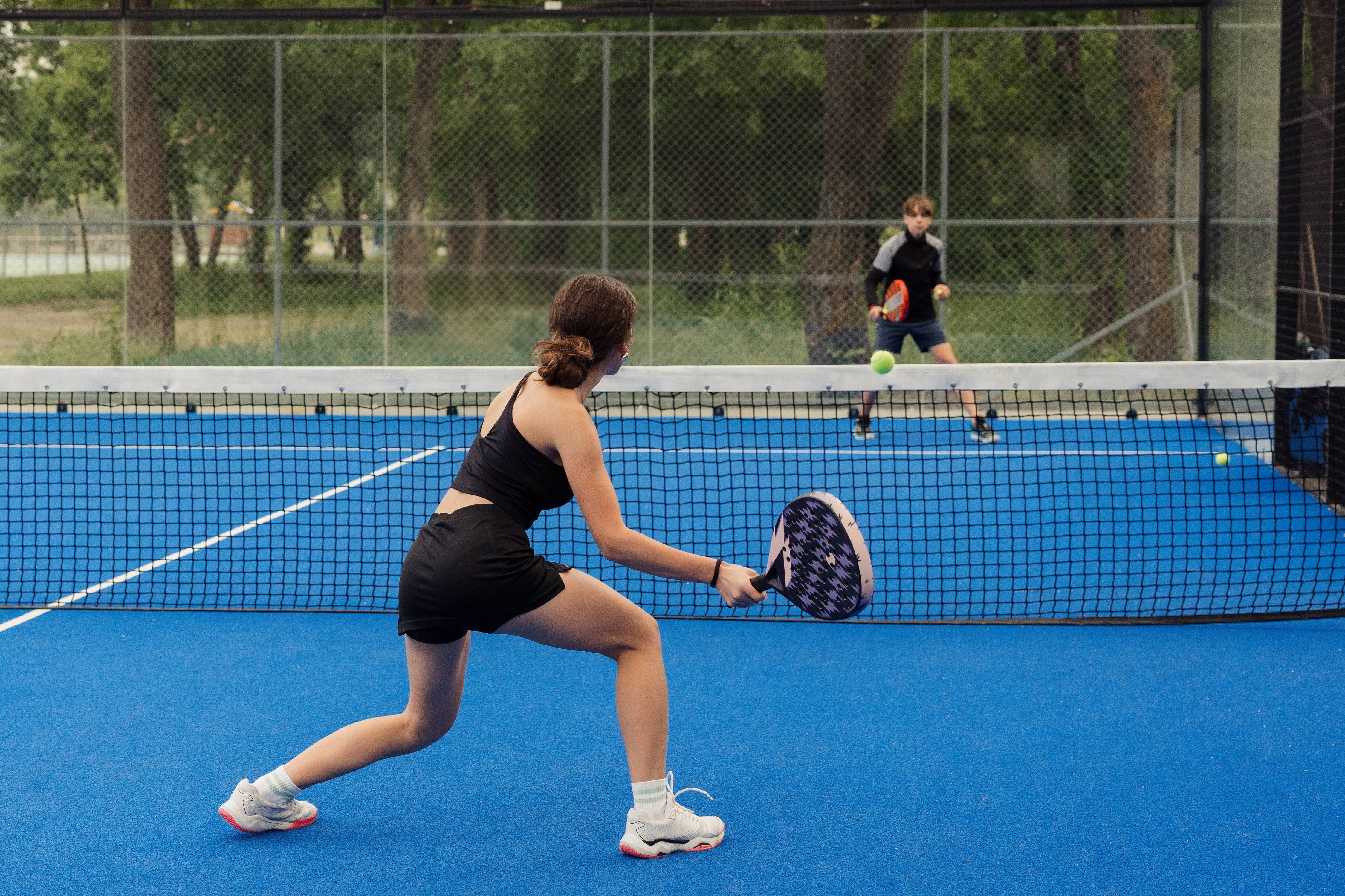due ragazzi che giocano a padel