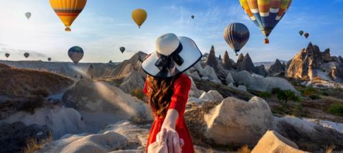 ragazza tiene la mano tra mongolfiere in cappadocia turchia