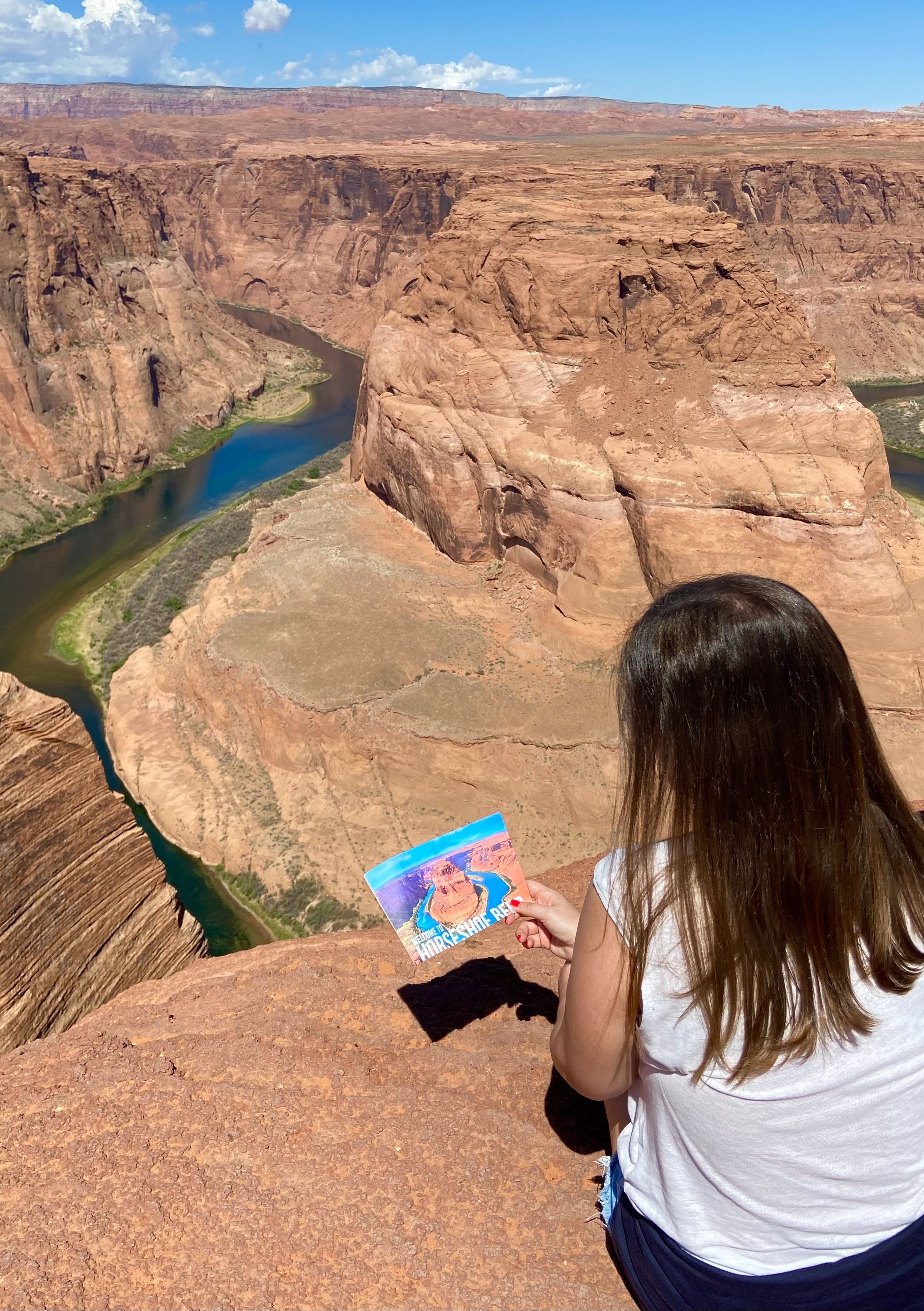 ragazza con una cartolina della citta di page