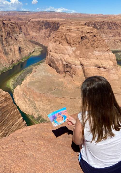 ragazza con una cartolina della citta di page