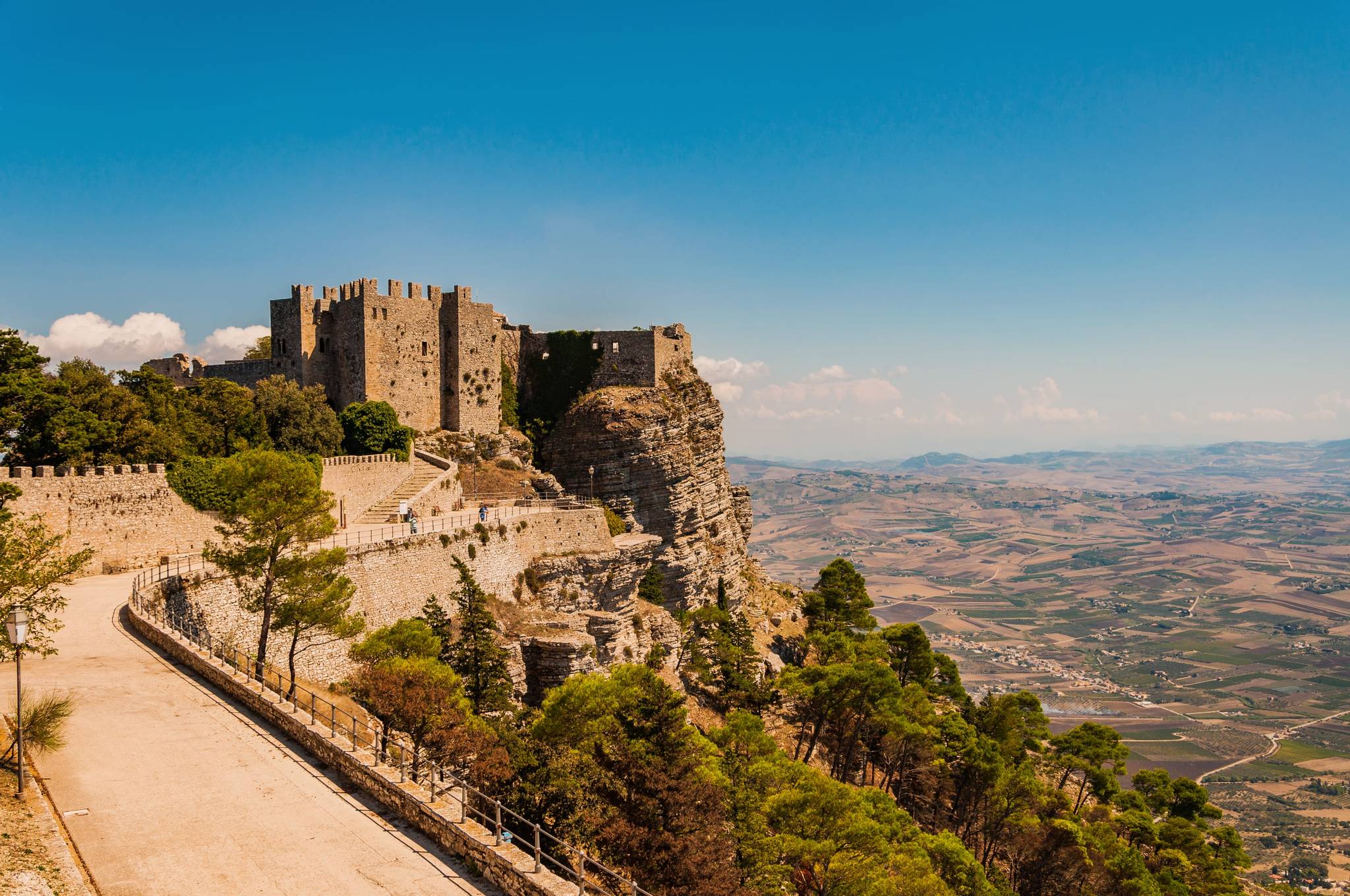 salita al castello di venere a erice in sicilia