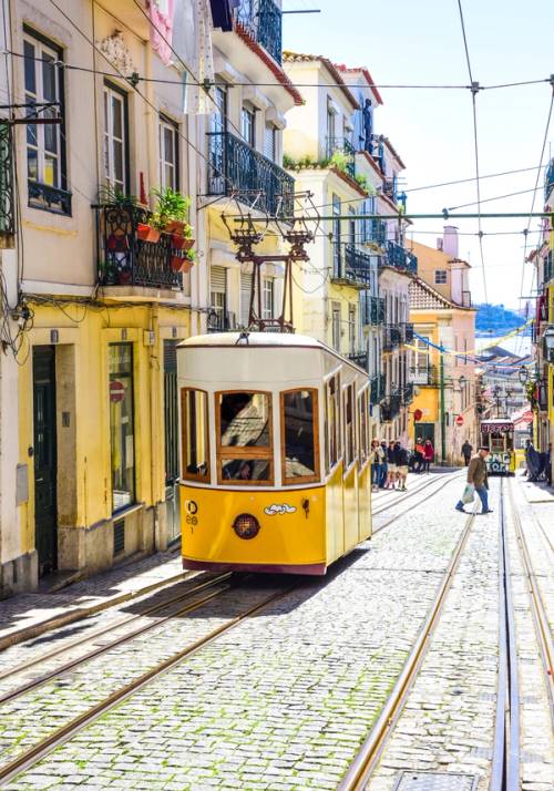 tram iconico a lisbona