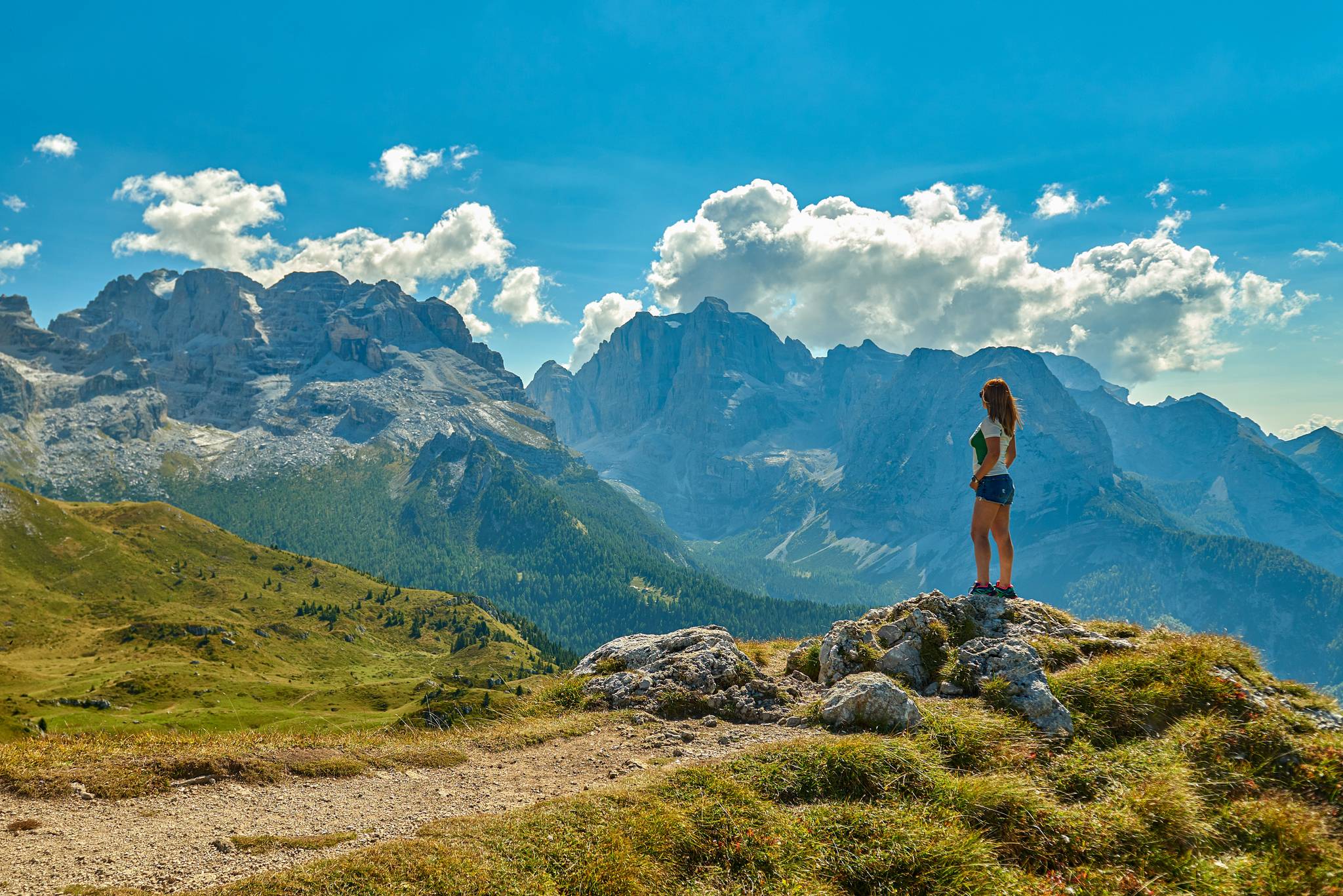 ragazza tra le montagne di madonna di campiglio