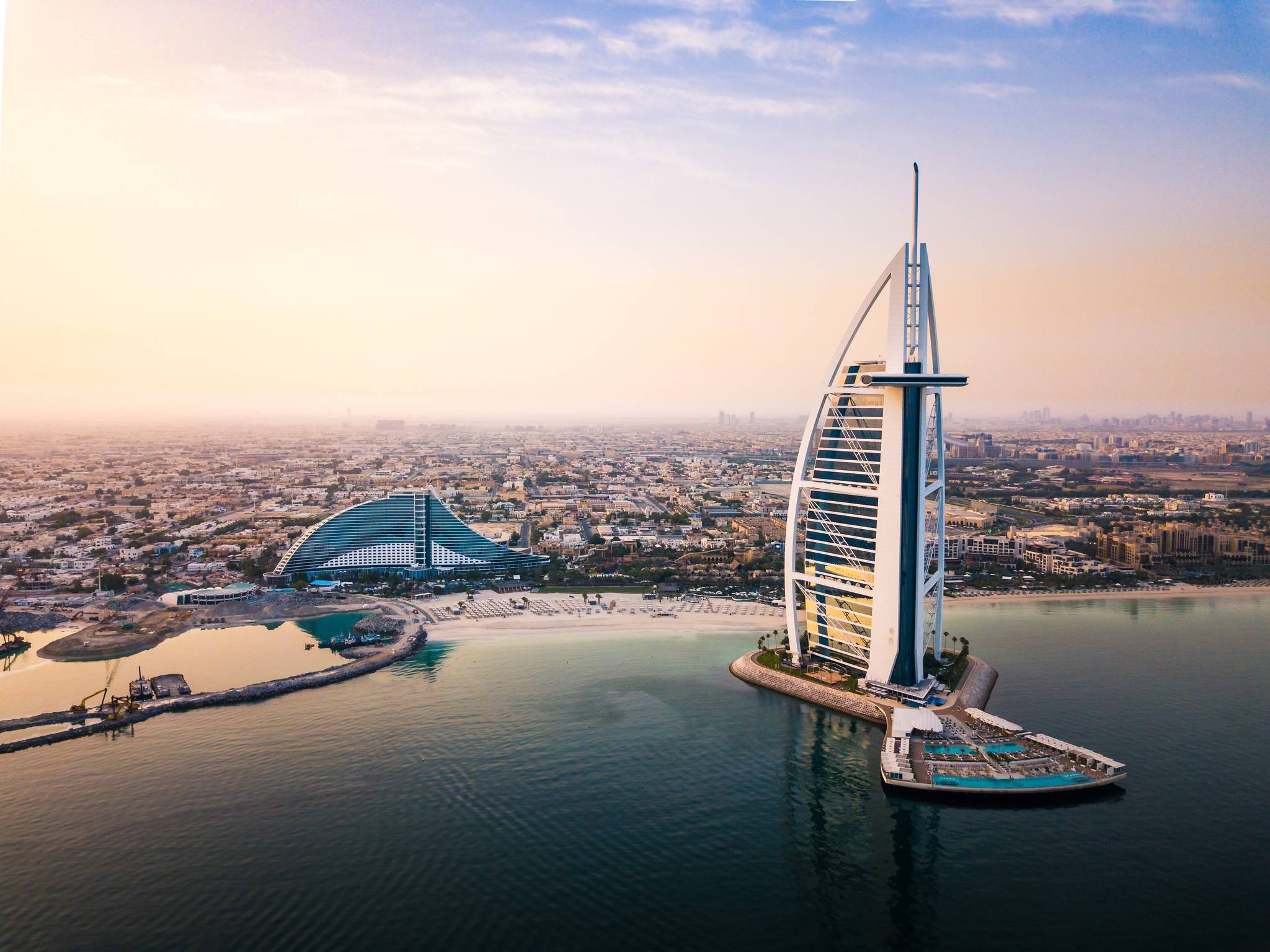 skyline di dubai al tramonto