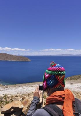 uomo fotografa lago titicaca peru