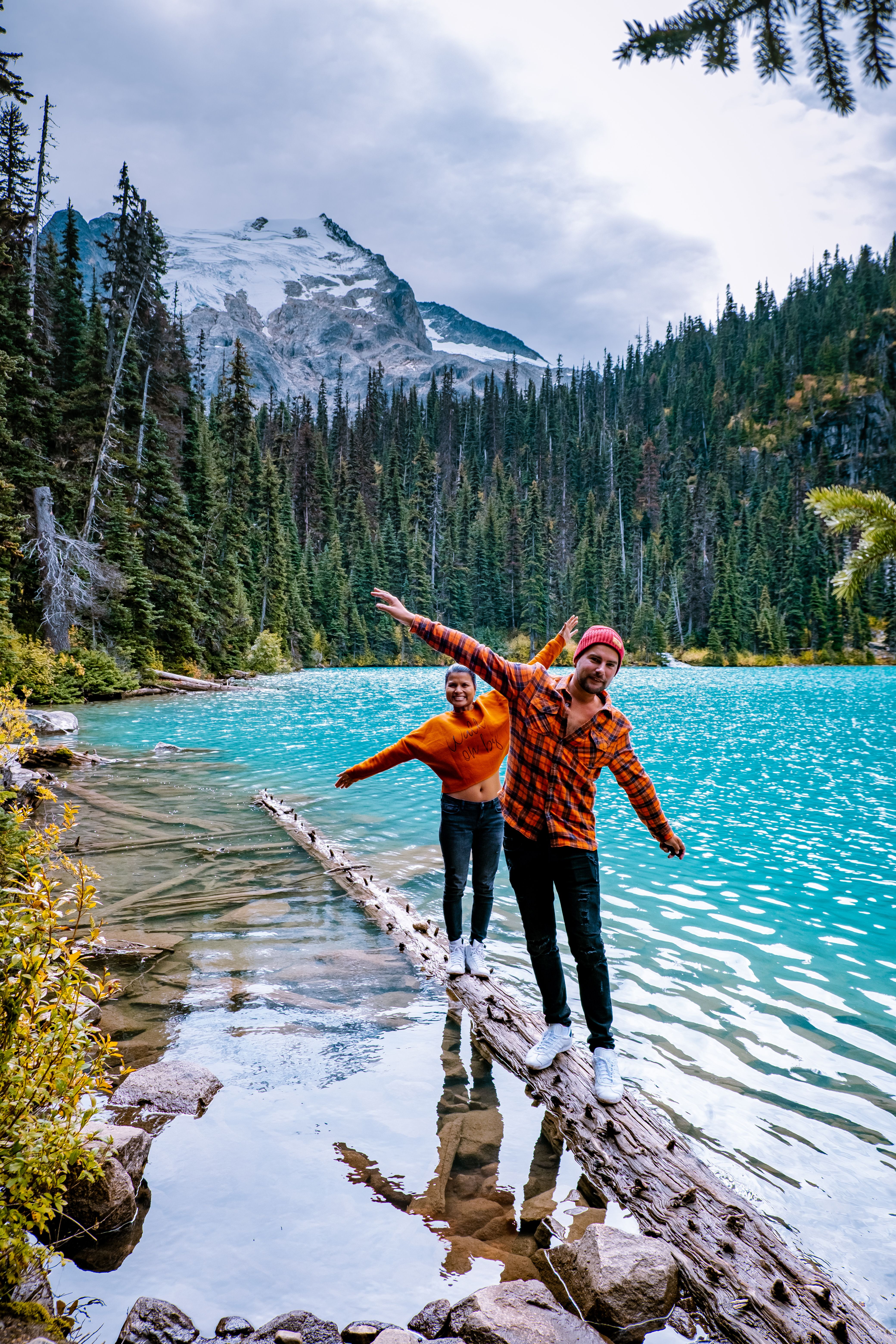 ragazzi su un tronco su un lago in canada