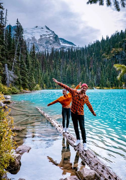 ragazzi su un tronco su un lago in canada