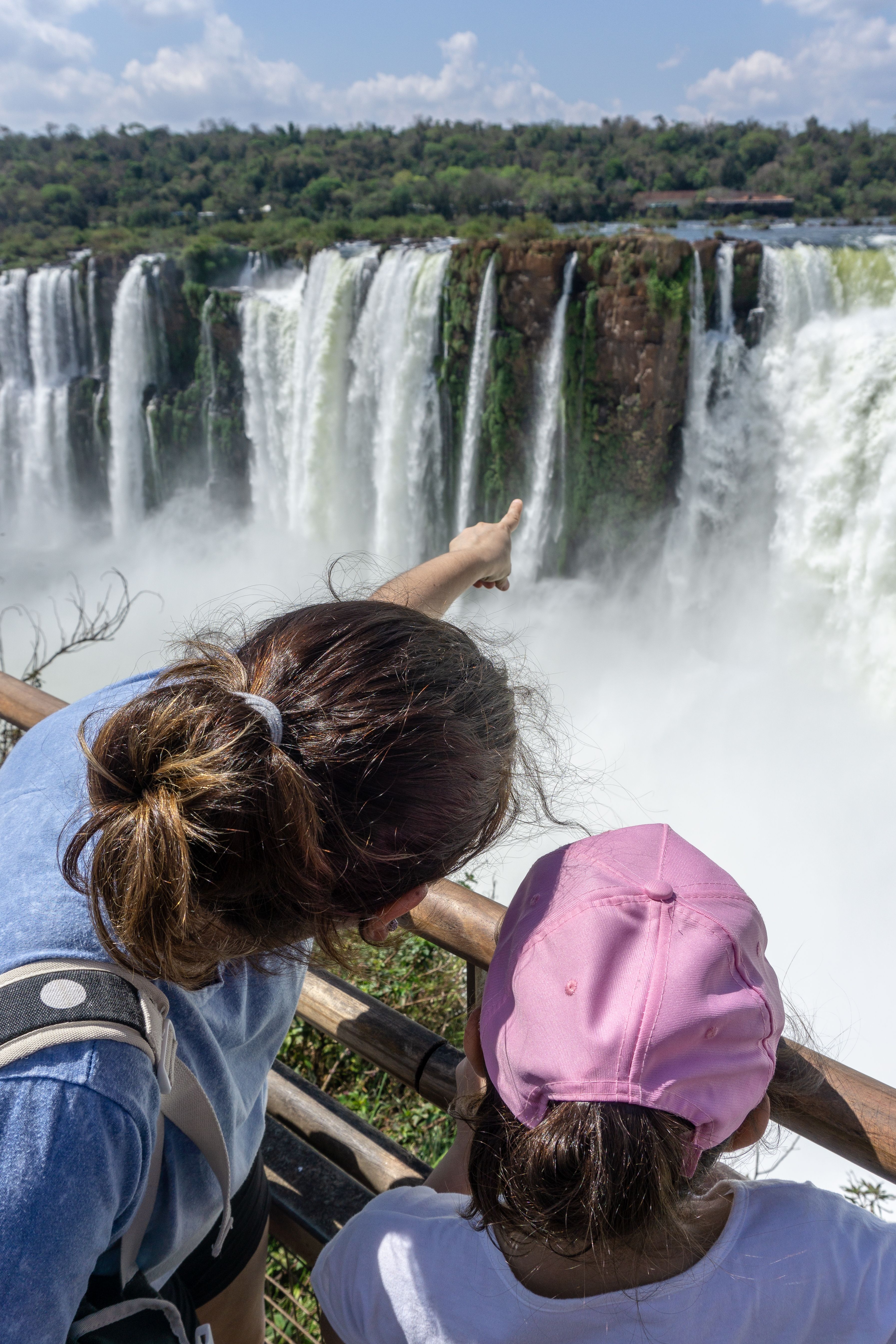 mamma e figlia davanti a una cascata
