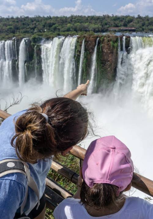 mamma e figlia davanti a una cascata