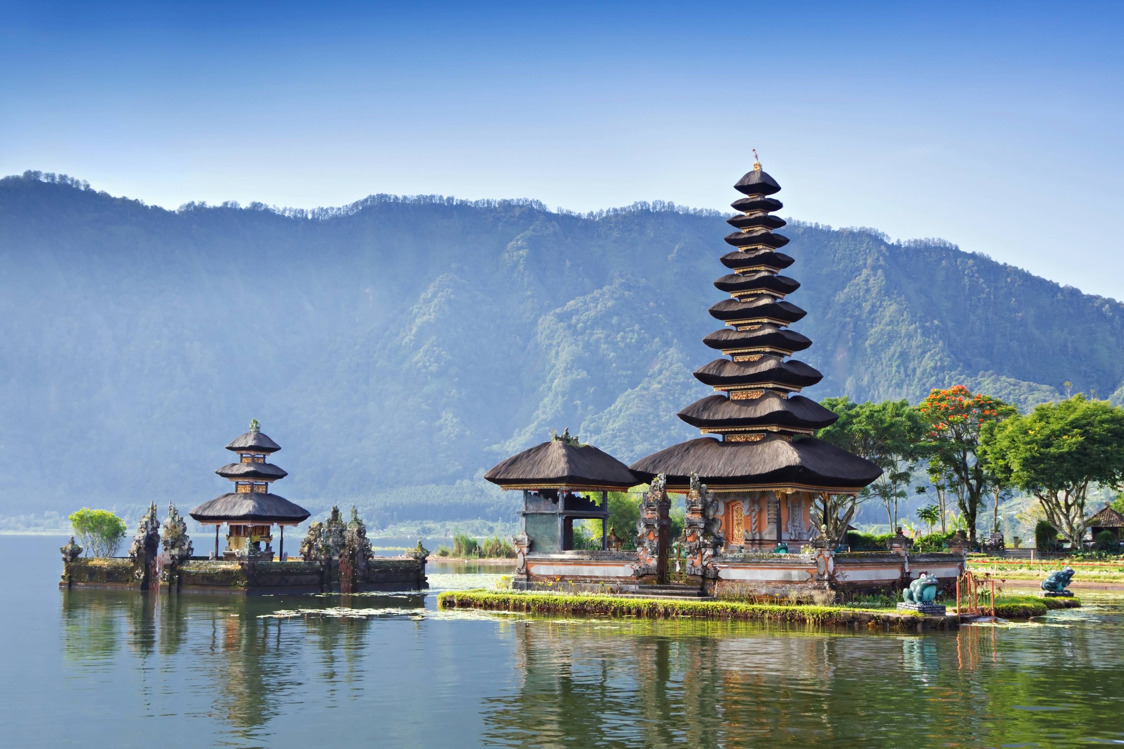 tempio riflesso nel lago bali indonesia