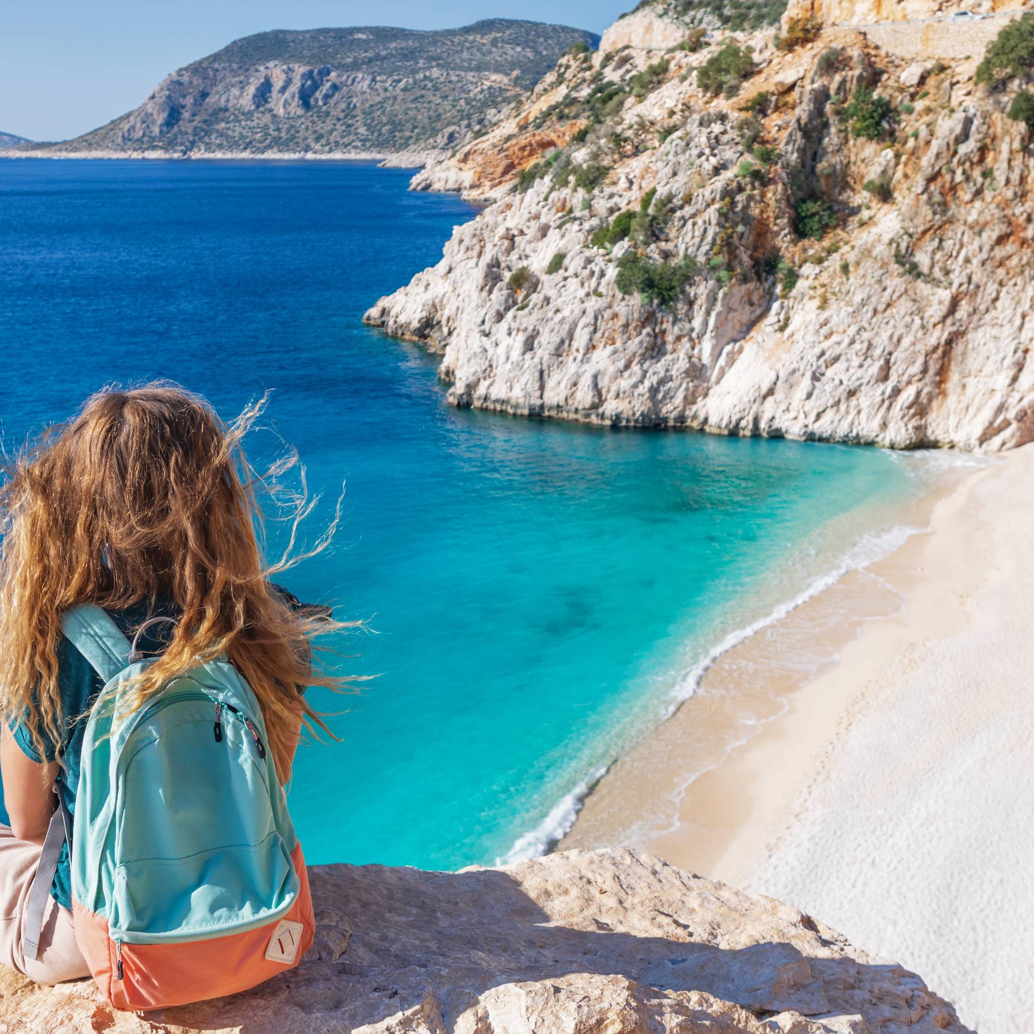 ragazza al mare su una scogliera
