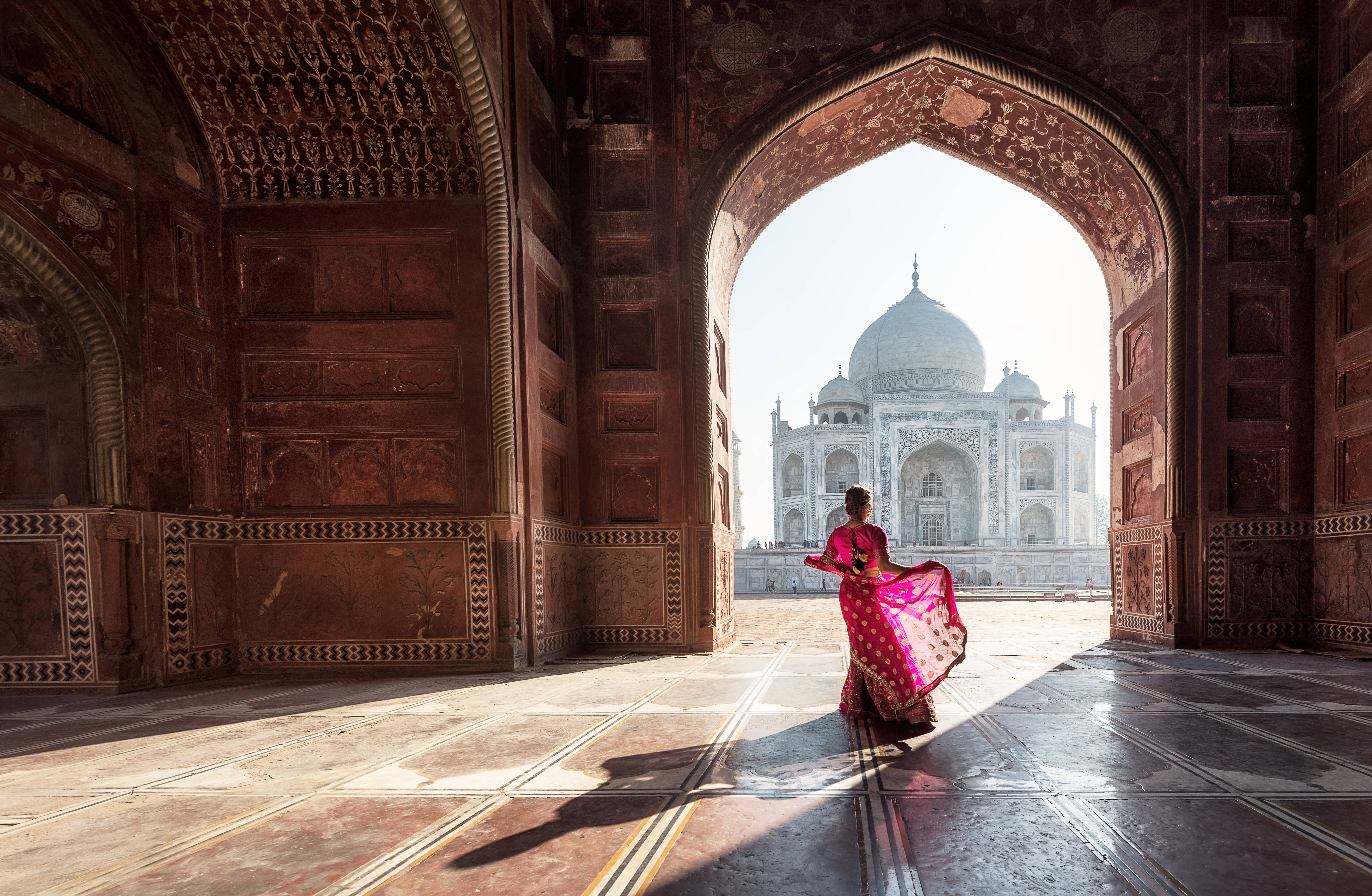 donna di spalle che guarda il taj mahal, agra