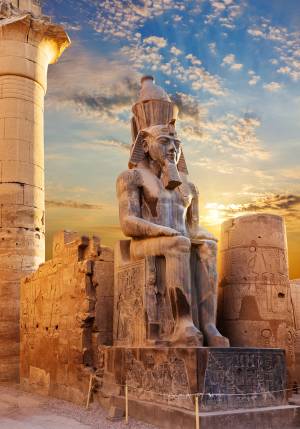 statua del faraone al tramonto