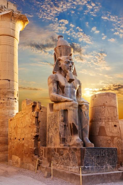 statua del faraone al tramonto