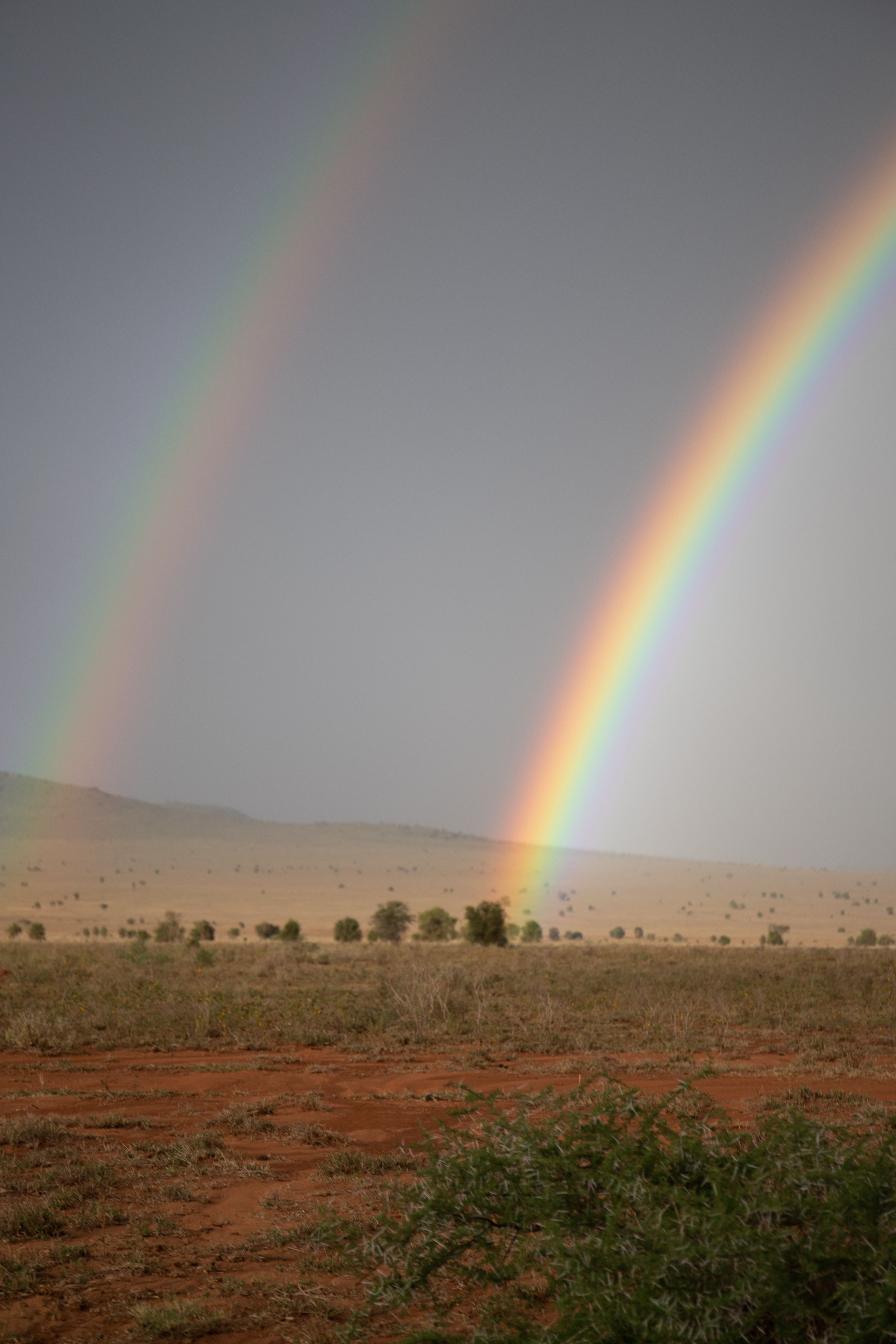 colline con doppio arcobaleno