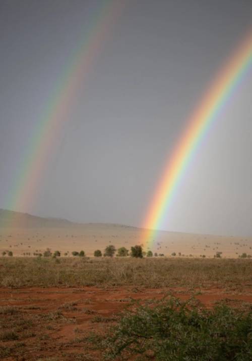 colline con doppio arcobaleno