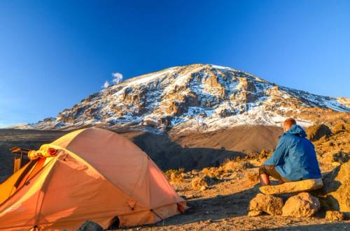 uomo che fa camping sul kilimangiaro