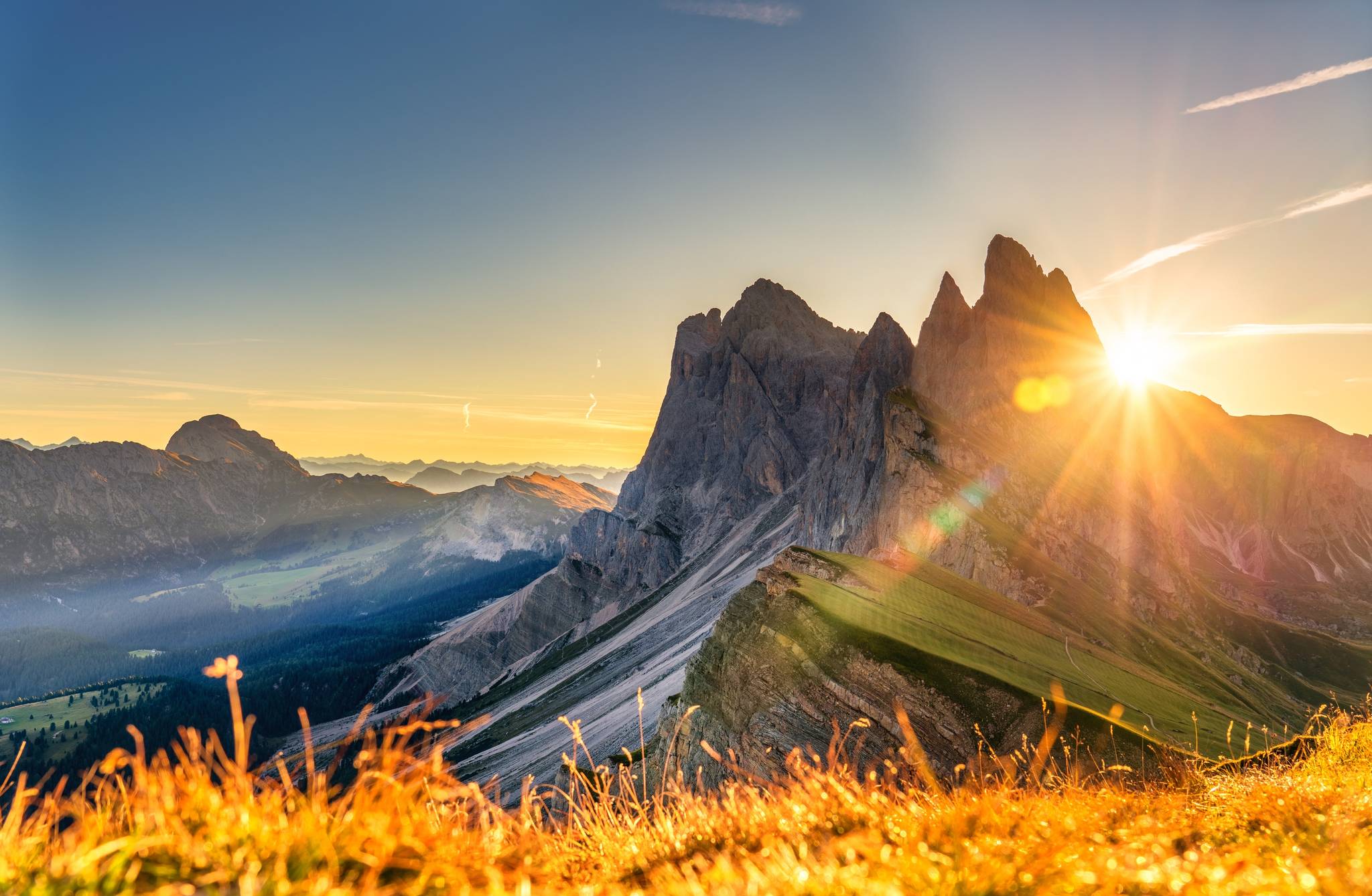 Alba che nasce dietro la cima di una montagna