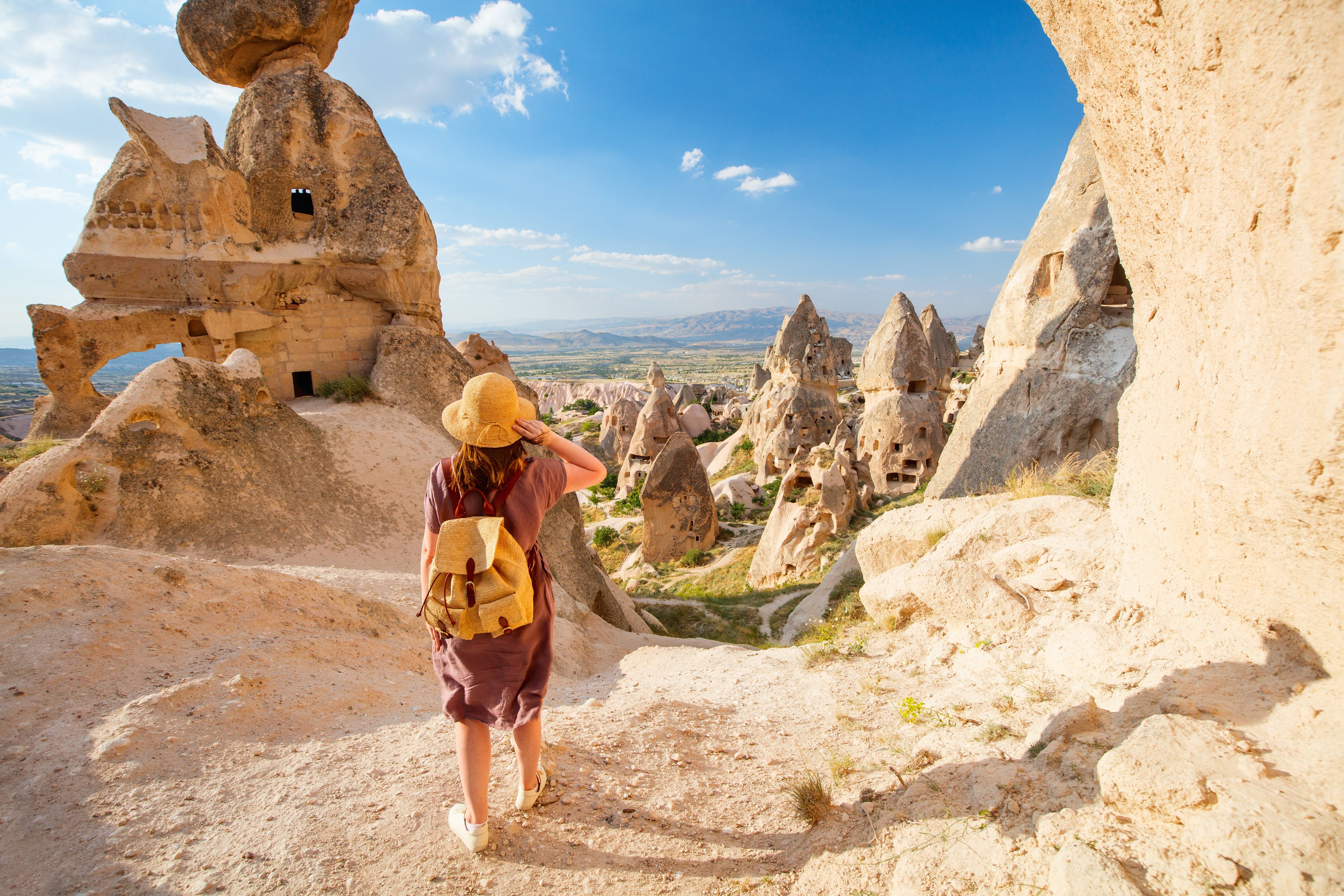 ragazza tra le chiese rupestri di goreme in cappadocia