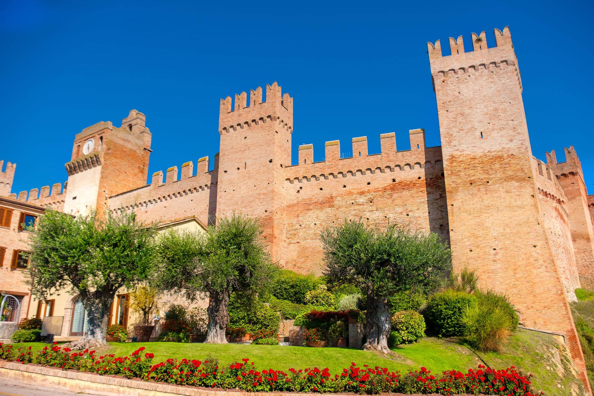 salita alla rocca di gradara nelle marche