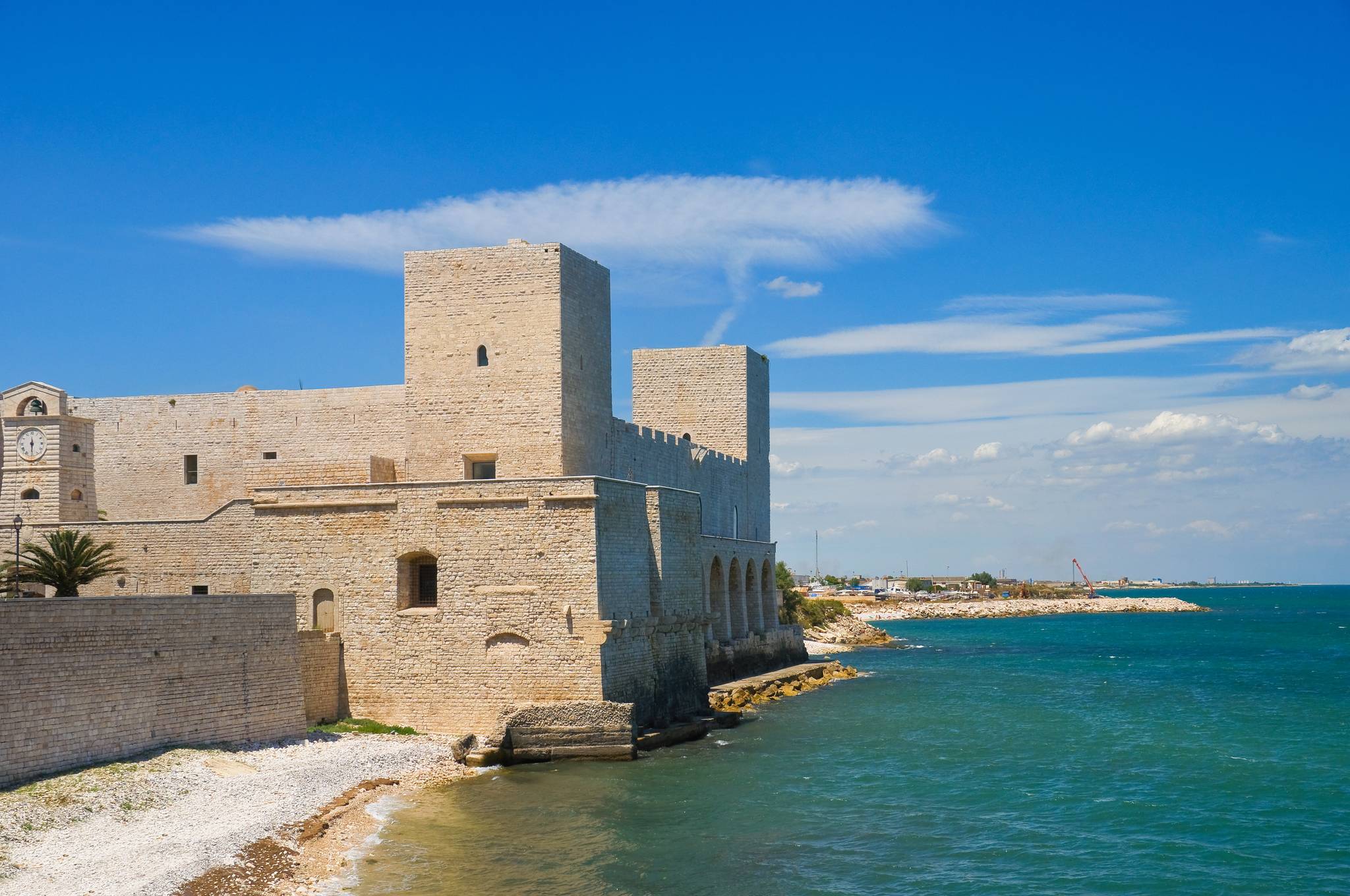 castello di trani sul mare