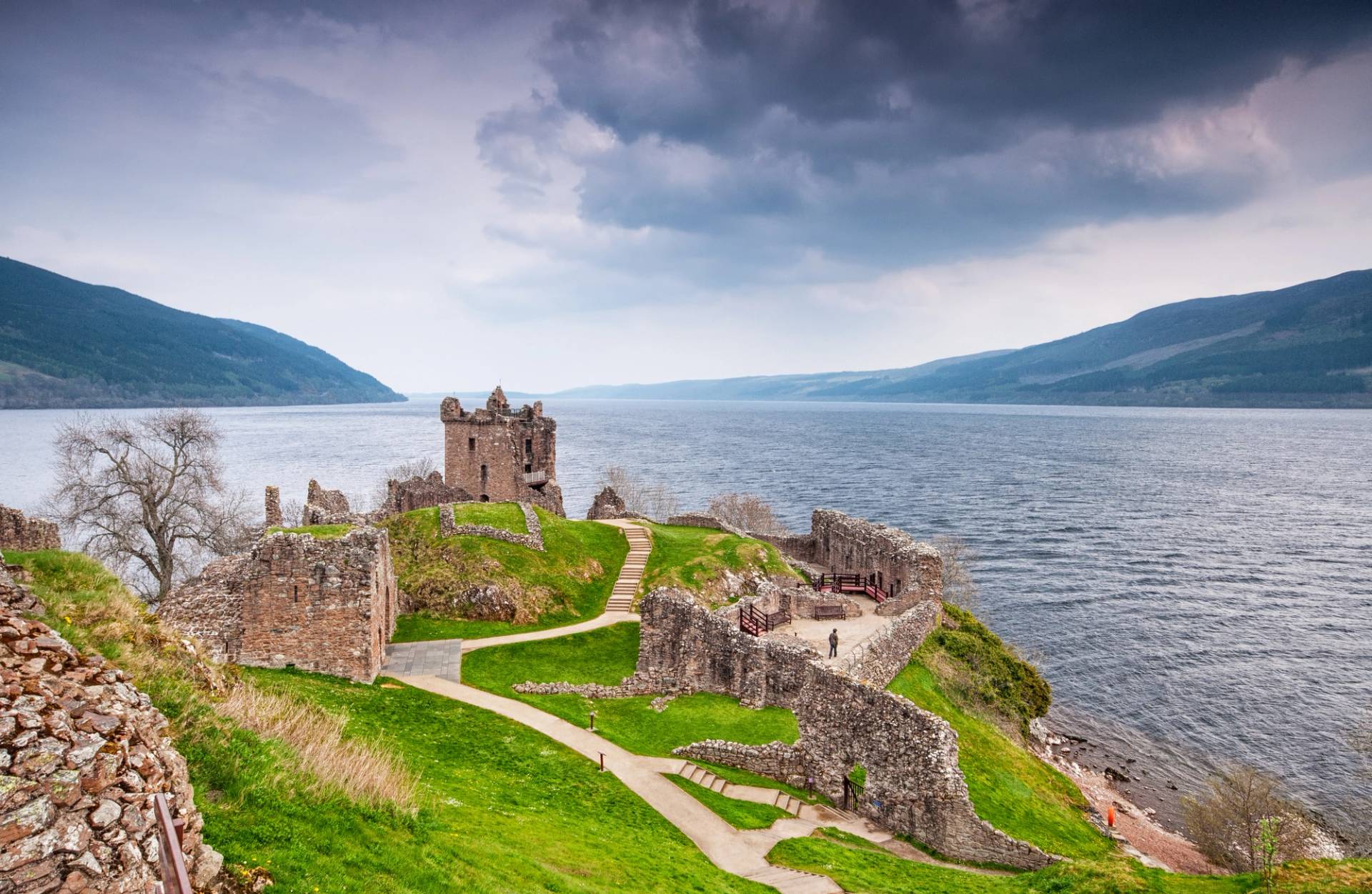 castello di urquhart sul lago di loch ness