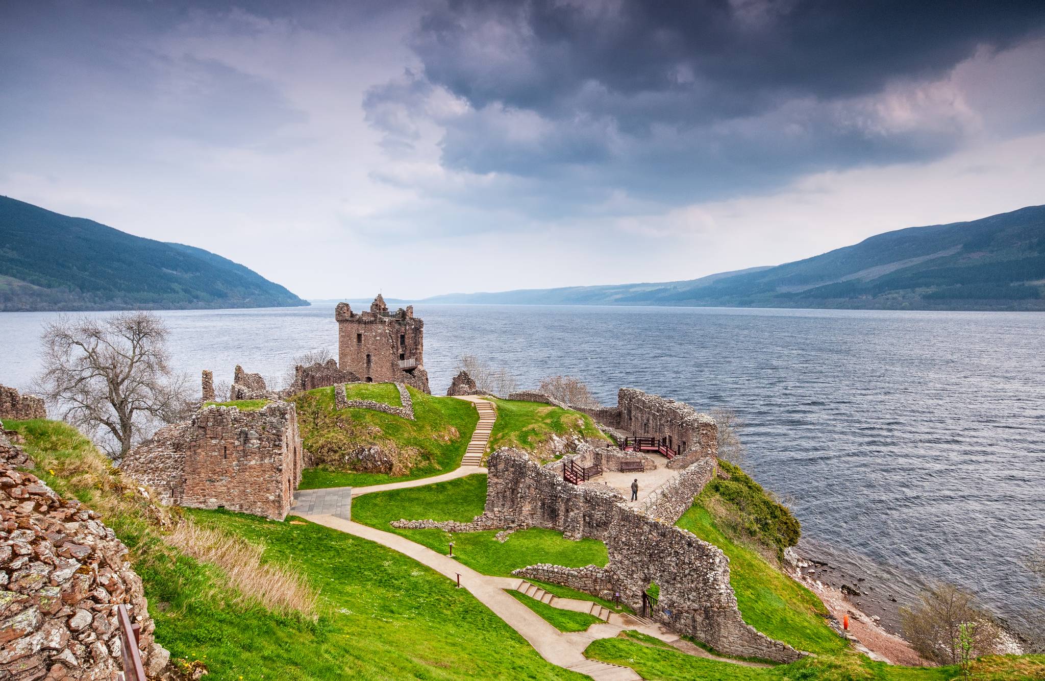 castello di urquhart sul lago di loch ness