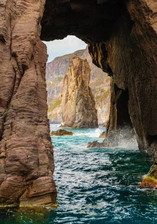 rocce nel mare a lipari