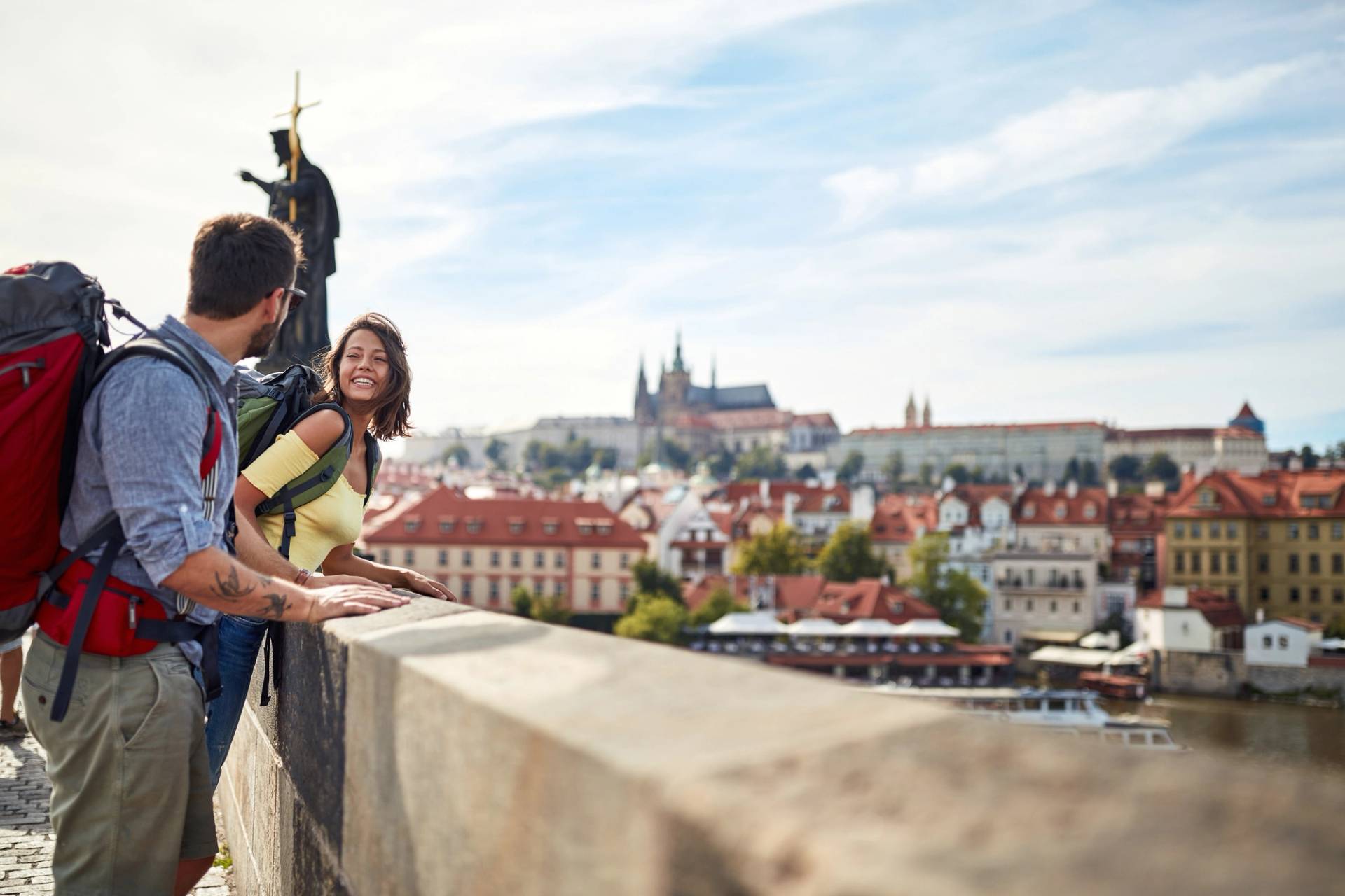 coppia in viaggio a praga