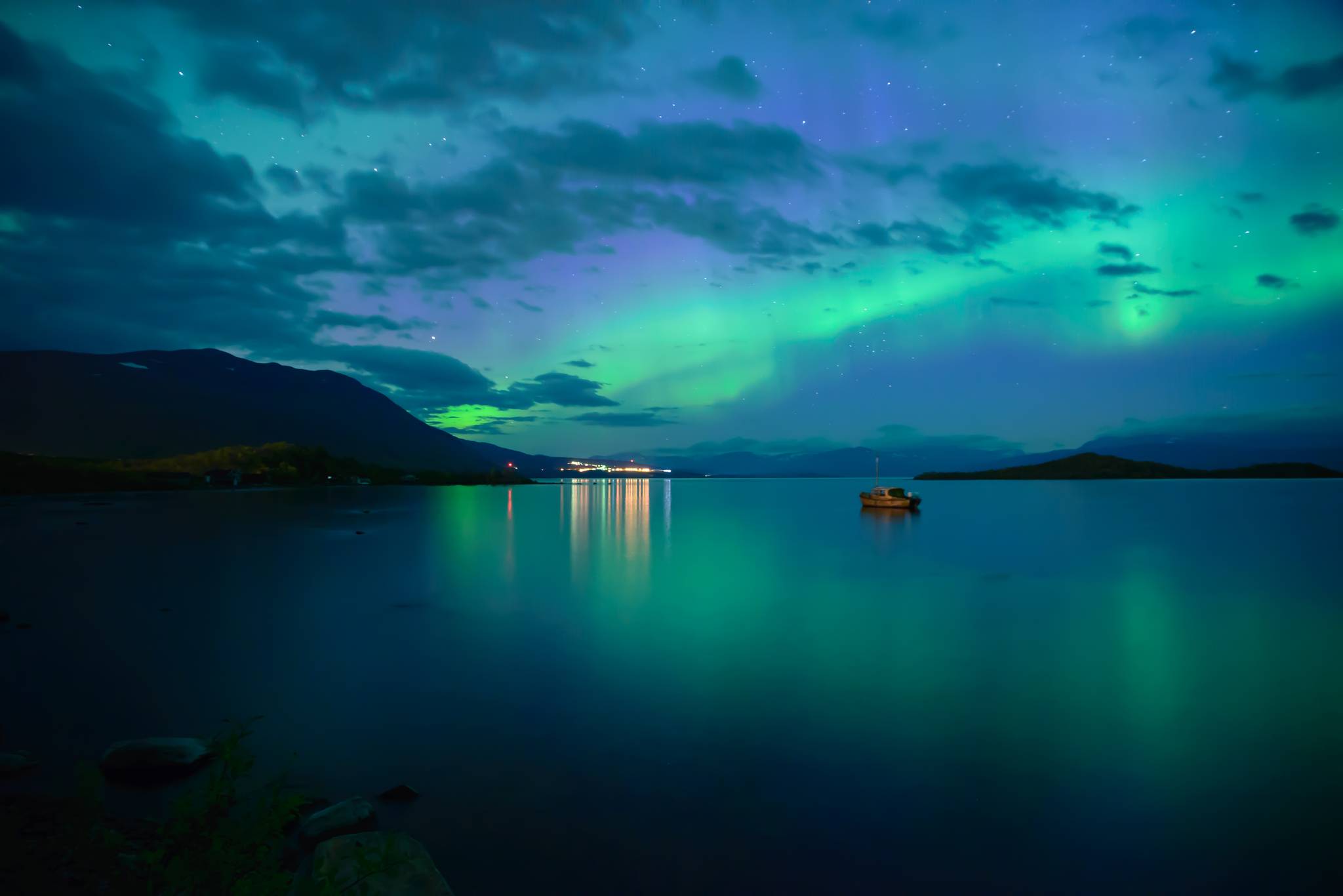 aurora boreale in svezia riflessa nel blue hole